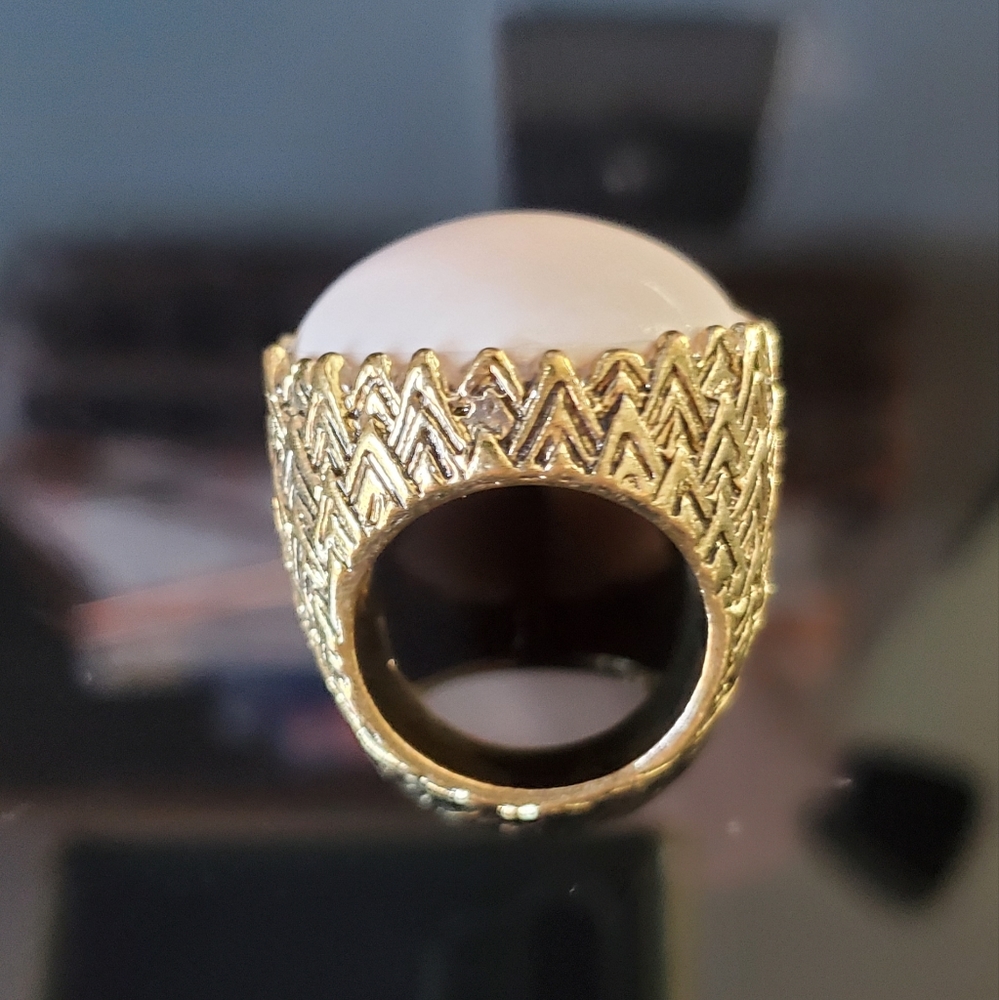 Pretty Goldtone Zigzag Pattern Statement Ring Pal… - image 4